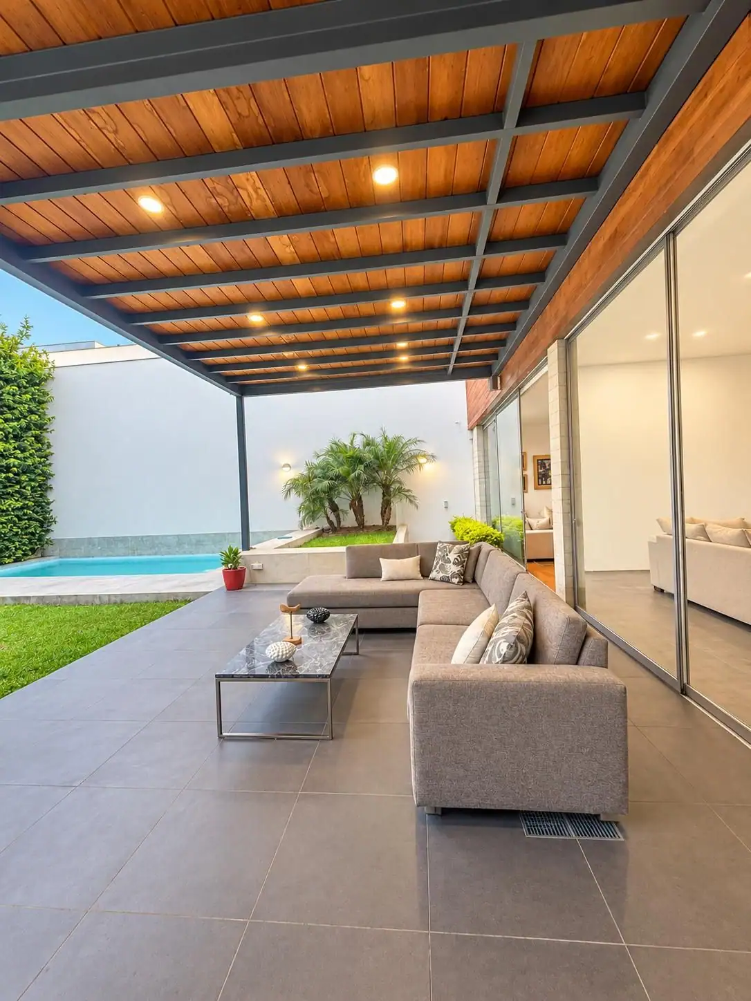 Terraza y piscina